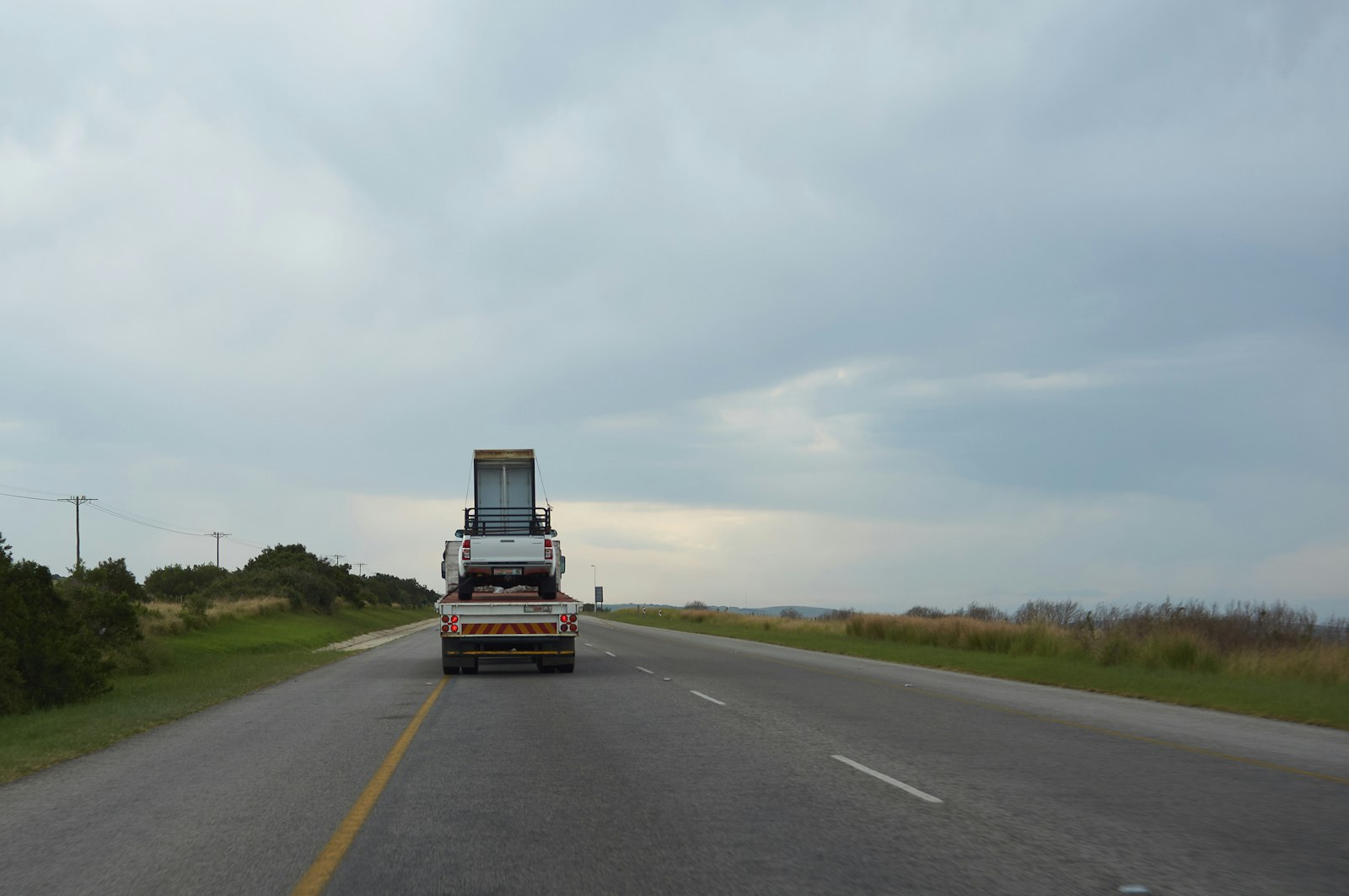 CHAS Perkuat Armada Truk Trailer untuk Transportasi Alat Berat