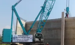 CHAS Activity On Site Crane Loading Girder 20170605 112813  copy